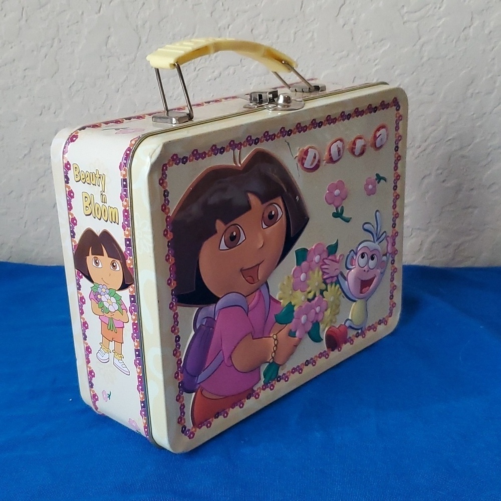 2005 Dora the Explorer tin box metal lunch box Beauty in Bloom - Picture 2 of 8